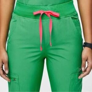 Figs Safety Green Freex: Yola xsmall tall bottoms, Rafaela top xsmall